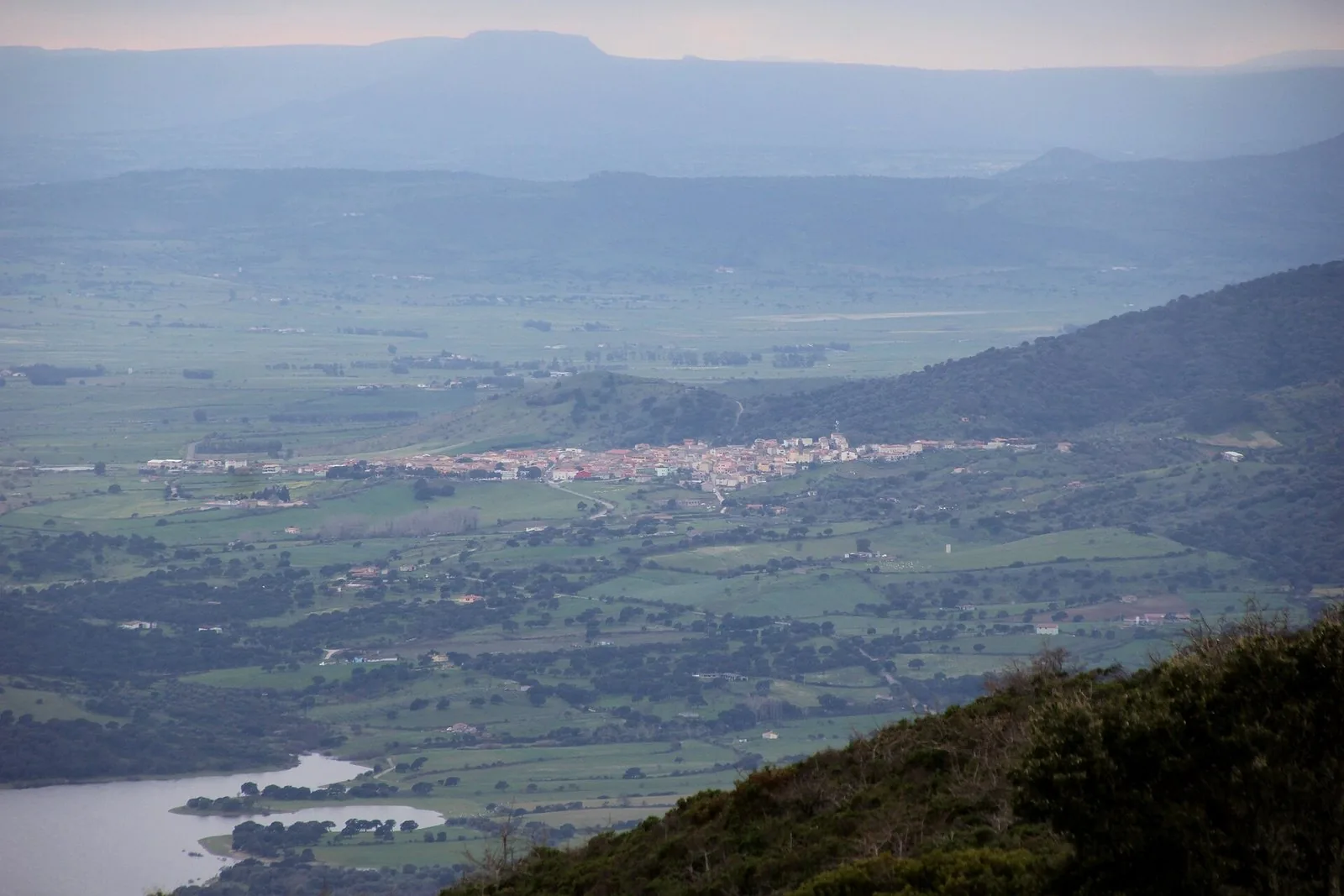 Panorama della valle intorno a Tula, con i campi e il lago sullo sfondo