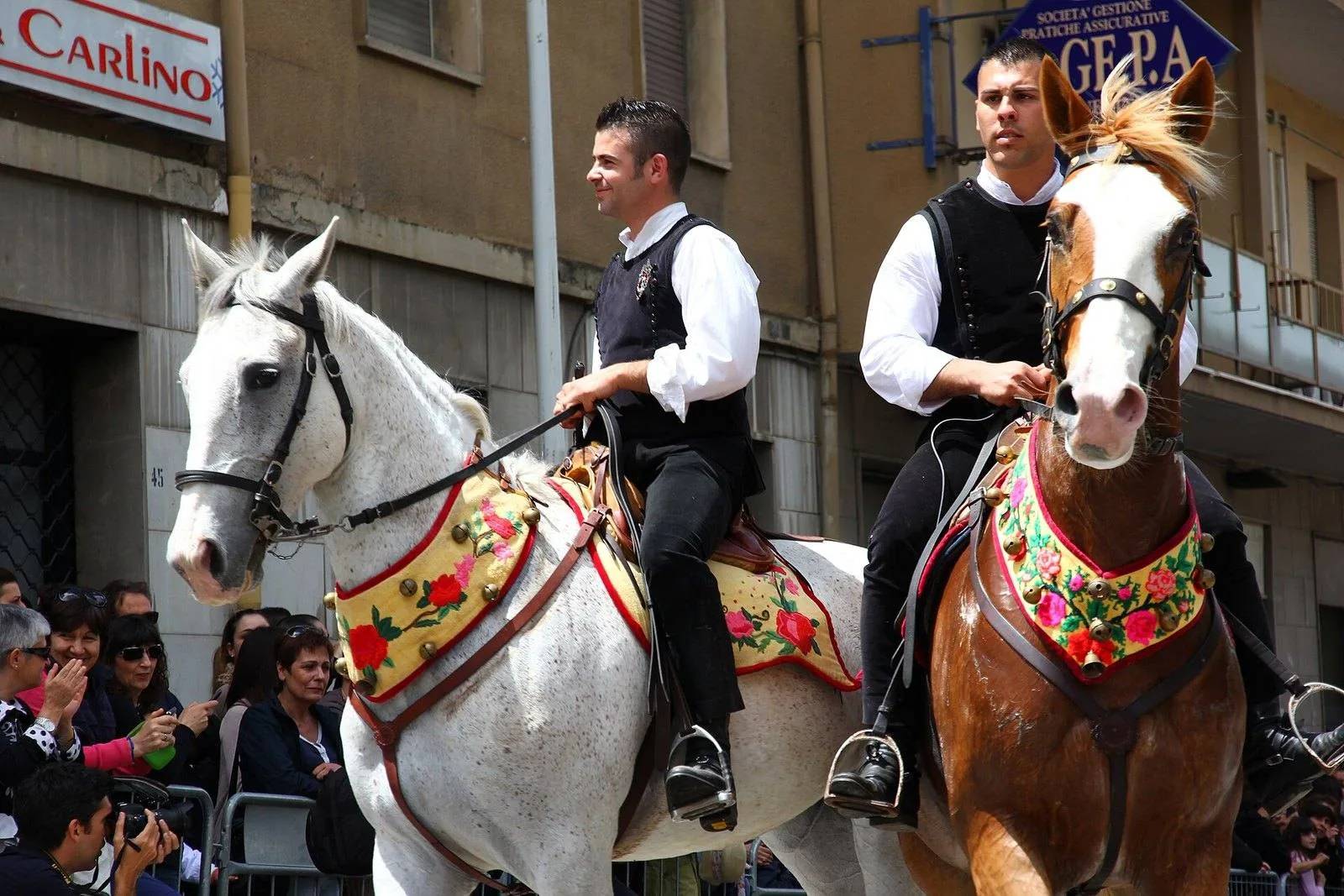 Gruppo di cavalieri in costume tradizionale sardo lungo le vie di Sassari