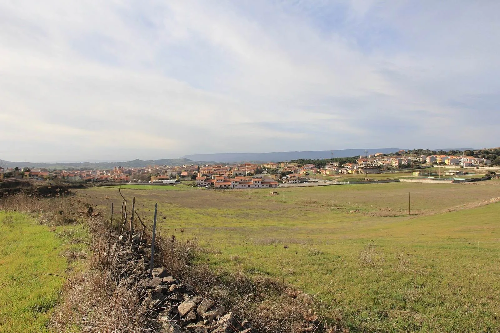 Panorama della campagna intorno a Oschiri, con il paese in lontananza