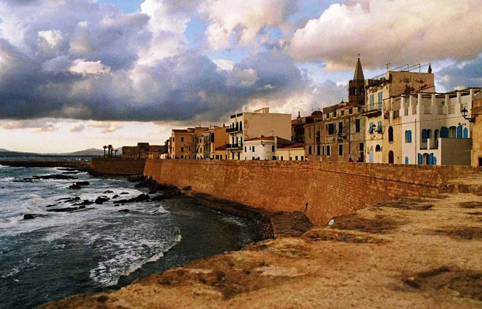 I bastioni cinquecenteschi di Alghero affacciati sul mare, con le case del centro storico